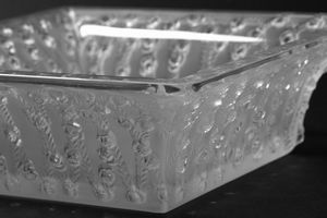 LALIQUE : Centrotavola in cristallo satinato  - Asta Incanti d'Arte - Associazione Nazionale - Case d'Asta italiane