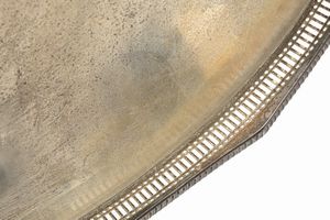 Grande vassoio in metallo argentato, Inghilterra secolo XX  - Asta Incanti d'Arte - Associazione Nazionale - Case d'Asta italiane