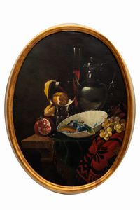 Imitatore di Luis Meléndez - Natura morta con melograno, limone, prugne e suppellettili su un tavolo
