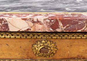 Console laccata e dorata Luigi XVI, con piano in marmo, fine del secolo XVIII  - Asta Incanti d'Arte - Associazione Nazionale - Case d'Asta italiane