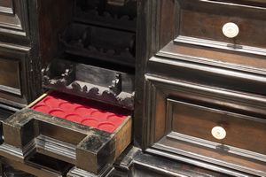 Stipo monetiere in legno ebanizzato, Liguria secolo XVII  - Asta Incanti d'Arte - Associazione Nazionale - Case d'Asta italiane