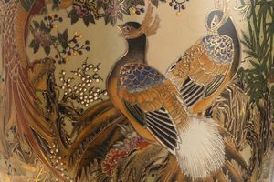 Due vasi orientali in porcellana policroma, secolo XX  - Asta Incanti d'Arte - Associazione Nazionale - Case d'Asta italiane