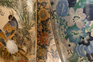 Due vasi orientali in porcellana policroma, secolo XX  - Asta Incanti d'Arte - Associazione Nazionale - Case d'Asta italiane