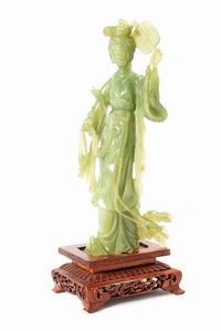 Scultura in pietra dura raffigurante figura femminile con ventaglio, Cina inizi secolo XX  - Asta Incanti d'Arte - Associazione Nazionale - Case d'Asta italiane