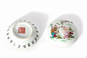 Scatolina in porcellana policroma con coperchio, decorata all'interno con scene erotiche, Cina secolo XX  - Asta Incanti d'Arte - Associazione Nazionale - Case d'Asta italiane