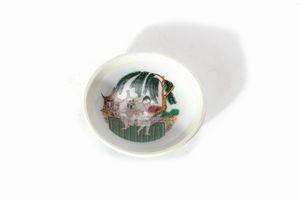 Scatolina in porcellana policroma con coperchio, decorata all'interno con scene erotiche, Cina secolo XX  - Asta Incanti d'Arte - Associazione Nazionale - Case d'Asta italiane