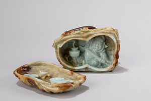 Scatola in giada Russett con figura e pipistrelli scolpiti all'interno, Cina secolo XX  - Asta Incanti d'Arte - Associazione Nazionale - Case d'Asta italiane