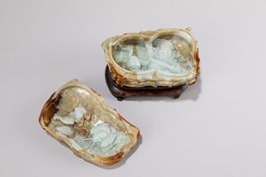 Scatola in giada Russett con figura e pipistrelli scolpiti all'interno, Cina secolo XX  - Asta Incanti d'Arte - Associazione Nazionale - Case d'Asta italiane