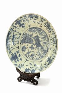 Grande piatto in porcellana bianca e blu Zhangzhou (Swatow), Cina dinastia Ming - Qing  - Asta Incanti d'Arte - Associazione Nazionale - Case d'Asta italiane