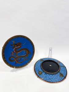 Coppia di piatti smaltati, Giappone secolo XX  - Asta Incanti d'Arte - Associazione Nazionale - Case d'Asta italiane