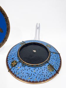 Coppia di piatti smaltati, Giappone secolo XX  - Asta Incanti d'Arte - Associazione Nazionale - Case d'Asta italiane