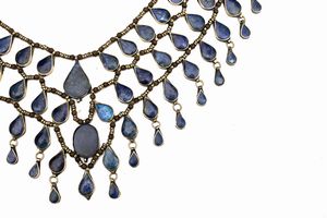 Collana mediorientale in metallo argentato e lapislazzuli  - Asta Incanti d'Arte - Associazione Nazionale - Case d'Asta italiane