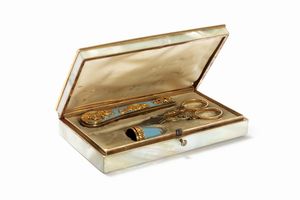 Set da cucito in madreperla, oro e smalti, fine secolo XIX - inizi secolo XX  - Asta Incanti d'Arte - Associazione Nazionale - Case d'Asta italiane