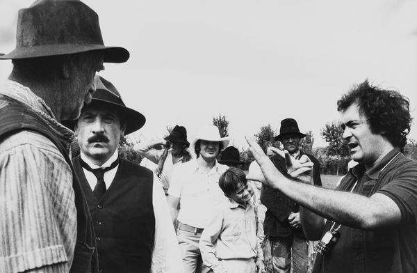 Deborah Beer : Bernardo Bertolucci, Romolo Valli e Sterling Hayden in Novecento  - Asta Fotografia - Associazione Nazionale - Case d'Asta italiane