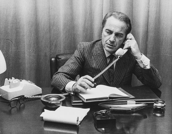 Pierluigi Praturlon, Attribuito a : A day in the busy life of Rossano Brazzi  - Asta Fotografia - Associazione Nazionale - Case d'Asta italiane