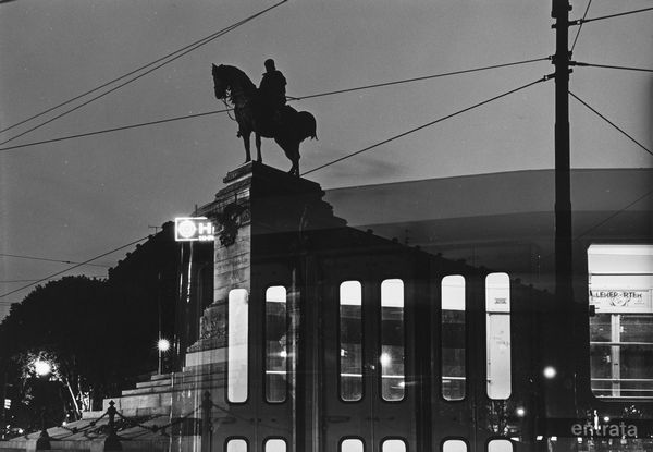 FRANCESCO RADINO : Piazza Cairoli, Milano  - Asta Fotografia - Associazione Nazionale - Case d'Asta italiane