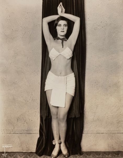 Strand NY : Senza titolo (Donna orientaleggiante)  - Asta Fotografia - Associazione Nazionale - Case d'Asta italiane