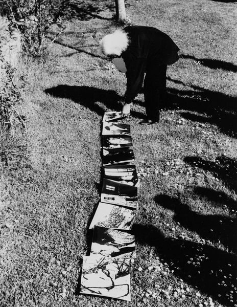 Anonimo : Mario Giacomelli espone le sue fotografie sull�erba davanti alla scuola. Moggiano, Arezzo  - Asta Fotografia - Associazione Nazionale - Case d'Asta italiane