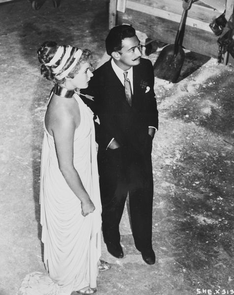 Anonimo : Ingrid Bergman e Salvador Dal� in Io ti salver� di Alfred Hitchcock  - Asta Fotografia - Associazione Nazionale - Case d'Asta italiane