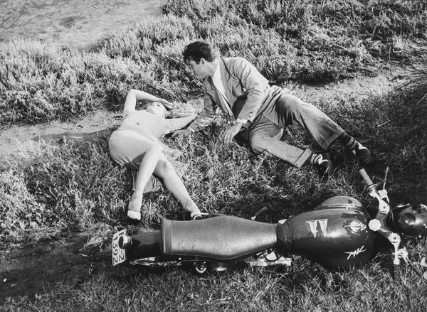 Anonimo : Sophia Loren e Rik Battaglia in La donna del fiume di Mario Soldati  - Asta Fotografia - Associazione Nazionale - Case d'Asta italiane