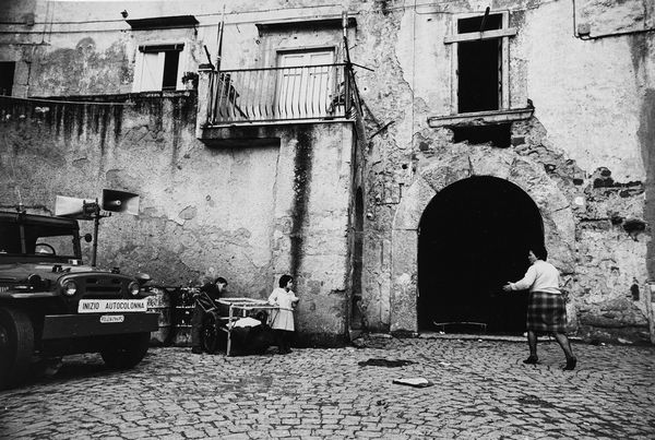 Anonimo : Pozzuoli, sfollamento  - Asta Fotografia - Associazione Nazionale - Case d'Asta italiane