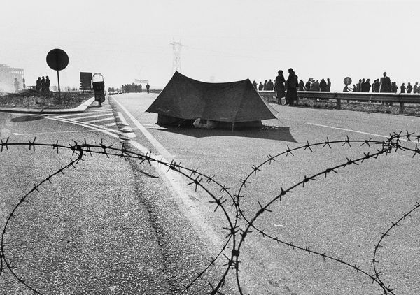 Dino Fracchia : Blocco sulla superstrada Milano-Meda  - Asta Fotografia - Associazione Nazionale - Case d'Asta italiane
