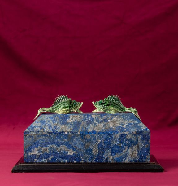 Alfredo Ravasco : Scatola lastronata in lapislazzuli con decoro di pesci in argento e smalti policromi, con occhi in paste vitree  - Asta Villa di Maser. Storia di una casa e di una famiglia - Associazione Nazionale - Case d'Asta italiane