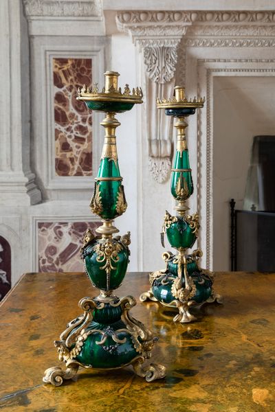 Coppia di importanti candelieri in vetro soffiato di Murano con montatura in bronzo dorato. Veneto, primo quarto del XVII secolo  - Asta Villa di Maser. Storia di una casa e di una famiglia - Associazione Nazionale - Case d'Asta italiane