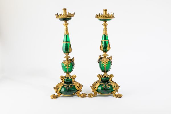 Coppia di importanti candelieri in vetro soffiato di Murano con montatura in bronzo dorato. Veneto, primo quarto del XVII secolo  - Asta Villa di Maser. Storia di una casa e di una famiglia - Associazione Nazionale - Case d'Asta italiane