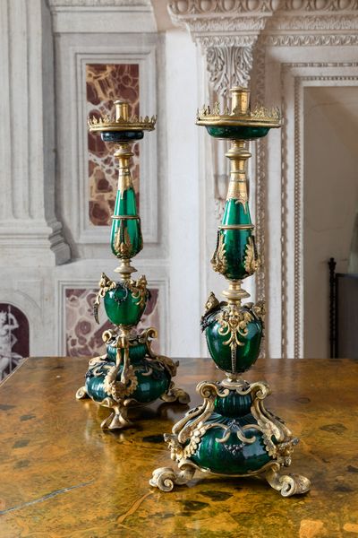 Coppia di importanti candelieri in vetro soffiato di Murano con montatura in bronzo dorato. Veneto, primo quarto del XVII secolo  - Asta Villa di Maser. Storia di una casa e di una famiglia - Associazione Nazionale - Case d'Asta italiane