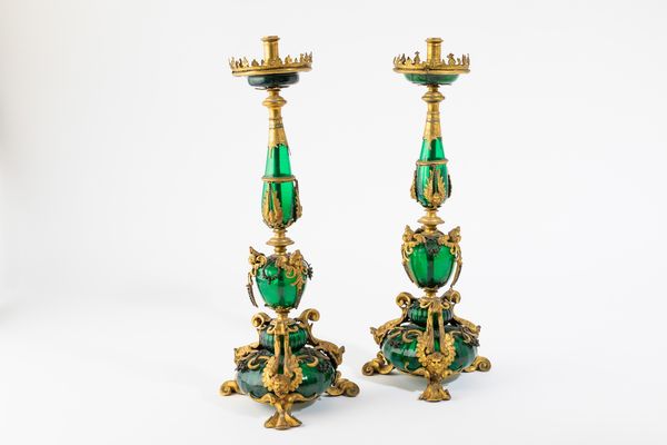 Coppia di importanti candelieri in vetro soffiato di Murano con montatura in bronzo dorato. Veneto, primo quarto del XVII secolo  - Asta Villa di Maser. Storia di una casa e di una famiglia - Associazione Nazionale - Case d'Asta italiane