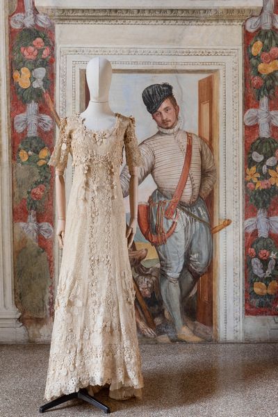 Abito lungo con strascico realizzato con tecnica del merletto irlandese per le nozze di Nerina Pisani con il Conte Giuseppe Volpi di Misurata (1906)  - Asta Villa di Maser. Storia di una casa e di una famiglia - Associazione Nazionale - Case d'Asta italiane