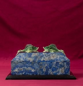 Alfredo Ravasco - Scatola lastronata in lapislazzuli con decoro di pesci in argento e smalti policromi, con occhi in paste vitree