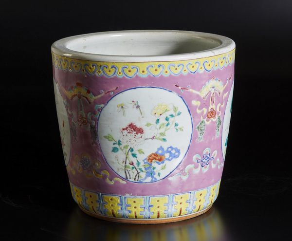 Arte Cinese : Gruppo di tre vasi in porcellana  Cina, prima met� XX secolo  - Asta Asta 373 | ARTE ORIENTALE E ISLAMICA - ARTE ORIENALE E WUNDERKAMMER Online - Associazione Nazionale - Case d'Asta italiane