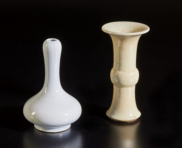 Arte Cinese : Lotto composto da quattro vasi in porcellana  Cina, XIX - XX secolo  - Asta Asta 373 | ARTE ORIENTALE E ISLAMICA - ARTE ORIENALE E WUNDERKAMMER Online - Associazione Nazionale - Case d'Asta italiane