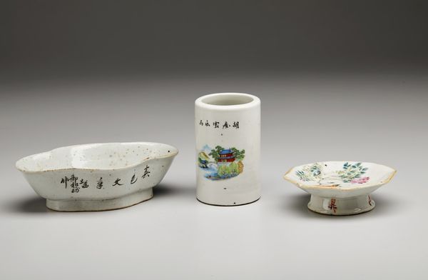 Arte Cinese : Lotto composto da otto manufatti in porcellana Cina, dinastia Qing, XVIII-XIX secolo  - Asta Asta 373 | ARTE ORIENTALE E ISLAMICA - ARTE ORIENALE E WUNDERKAMMER Online - Associazione Nazionale - Case d'Asta italiane