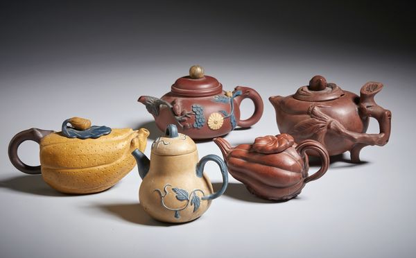 Arte Cinese : Gruppo di cinque teiere Yixing in terracotta Cina, inizio XX secolo  - Asta Asta 373 | ARTE ORIENTALE E ISLAMICA - ARTE ORIENALE E WUNDERKAMMER Online - Associazione Nazionale - Case d'Asta italiane