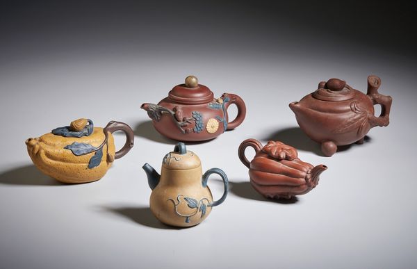 Arte Cinese : Gruppo di cinque teiere Yixing in terracotta Cina, inizio XX secolo  - Asta Asta 373 | ARTE ORIENTALE E ISLAMICA - ARTE ORIENALE E WUNDERKAMMER Online - Associazione Nazionale - Case d'Asta italiane