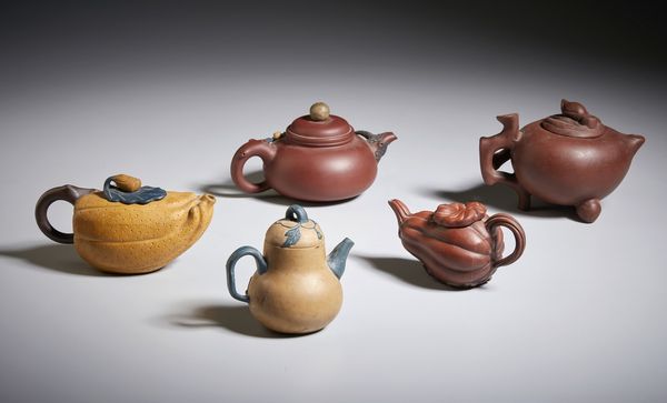 Arte Cinese : Gruppo di cinque teiere Yixing in terracotta Cina, inizio XX secolo  - Asta Asta 373 | ARTE ORIENTALE E ISLAMICA - ARTE ORIENALE E WUNDERKAMMER Online - Associazione Nazionale - Case d'Asta italiane