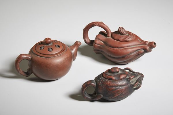 Arte Cinese : Gruppo di cinque teiere in terracotta Yixing  Cina, inizio XX secolo  - Asta Asta 373 | ARTE ORIENTALE E ISLAMICA - ARTE ORIENALE E WUNDERKAMMER Online - Associazione Nazionale - Case d'Asta italiane