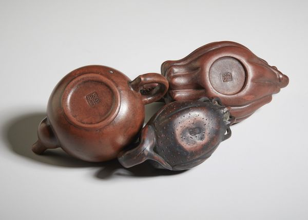 Arte Cinese : Gruppo di cinque teiere in terracotta Yixing  Cina, inizio XX secolo  - Asta Asta 373 | ARTE ORIENTALE E ISLAMICA - ARTE ORIENALE E WUNDERKAMMER Online - Associazione Nazionale - Case d'Asta italiane