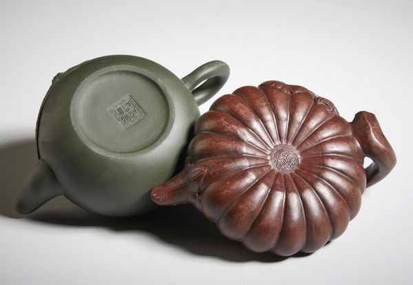 Arte Cinese : Gruppo di cinque teiere in terracotta Yixing  Cina, inizio XX secolo  - Asta Asta 373 | ARTE ORIENTALE E ISLAMICA - ARTE ORIENALE E WUNDERKAMMER Online - Associazione Nazionale - Case d'Asta italiane