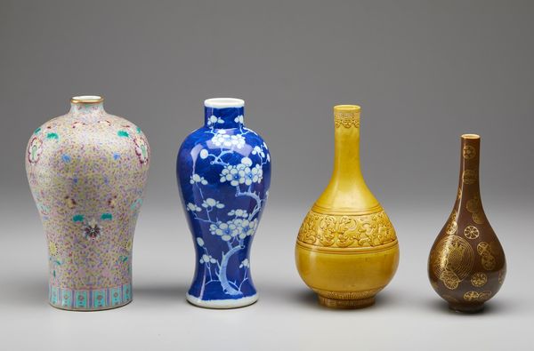 Arte Cinese : Lotto composto da sette manufatti in porcellana  Cina, XIX-XX secolo  - Asta Asta 373 | ARTE ORIENTALE E ISLAMICA - ARTE ORIENALE E WUNDERKAMMER Online - Associazione Nazionale - Case d'Asta italiane