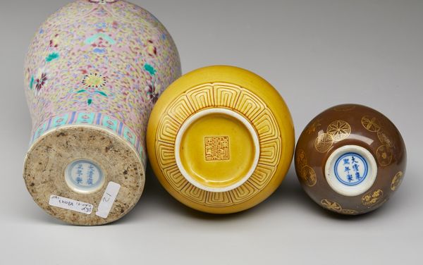 Arte Cinese : Lotto composto da sette manufatti in porcellana  Cina, XIX-XX secolo  - Asta Asta 373 | ARTE ORIENTALE E ISLAMICA - ARTE ORIENALE E WUNDERKAMMER Online - Associazione Nazionale - Case d'Asta italiane