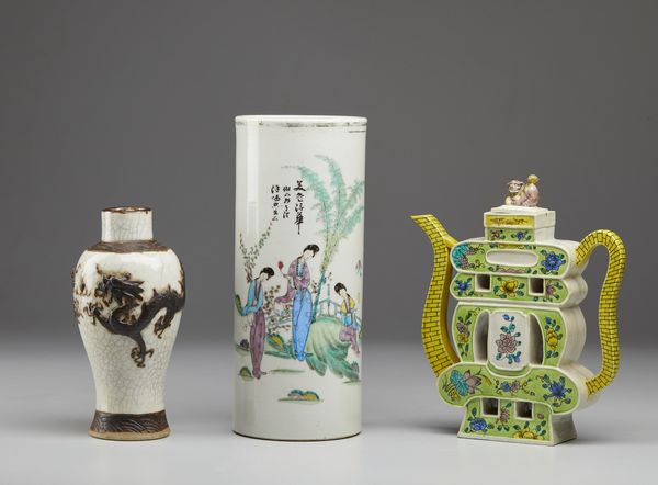 Arte Cinese : Lotto composto da sette manufatti in porcellana  Cina, XIX-XX secolo  - Asta Asta 373 | ARTE ORIENTALE E ISLAMICA - ARTE ORIENALE E WUNDERKAMMER Online - Associazione Nazionale - Case d'Asta italiane