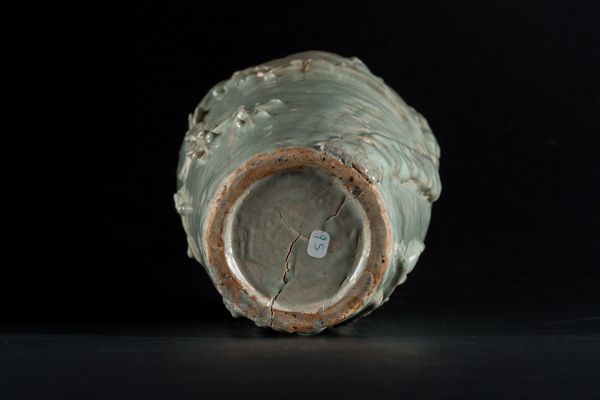 Arte Cinese : Vaso celadon in terracotta stampata e ricoperta di invetriatura turchese Cina, dinastia Yuan o Ming  - Asta Asta 373 | ARTE ORIENTALE E ISLAMICA - ARTE ORIENALE E WUNDERKAMMER Online - Associazione Nazionale - Case d'Asta italiane