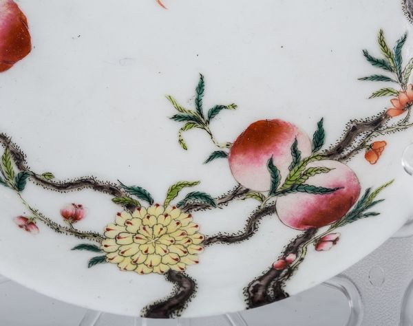 Arte Cinese : Piatto in porcellana famiglia rosa dipinto con pesche  Cina, dinastia Qing, marcato Guangxu e del periodo (1875-1908)  - Asta Asta 373 | ARTE ORIENTALE E ISLAMICA - ARTE ORIENALE E WUNDERKAMMER Online - Associazione Nazionale - Case d'Asta italiane