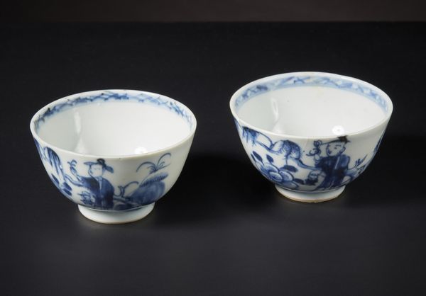 Arte Cinese : Coppia di tazze in ceramica bianco/blu Cina, dinastia Qing, XVIII secolo  - Asta Asta 373 | ARTE ORIENTALE E ISLAMICA - ARTE ORIENALE E WUNDERKAMMER Online - Associazione Nazionale - Case d'Asta italiane