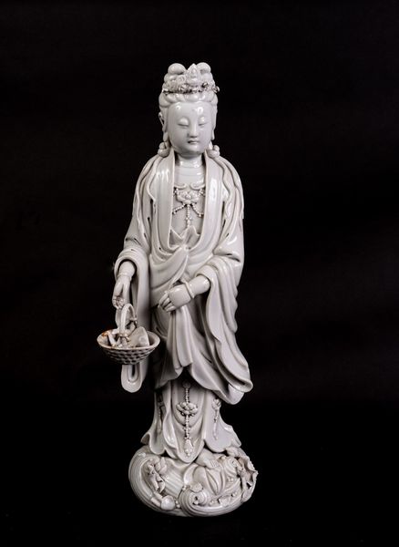 Arte Cinese : Figura di Guanyin in porcellana bianco di Cina  Cina, dinastia Qing, XVIII secolo  - Asta Asta 373 | ARTE ORIENTALE E ISLAMICA - ARTE ORIENALE E WUNDERKAMMER Online - Associazione Nazionale - Case d'Asta italiane