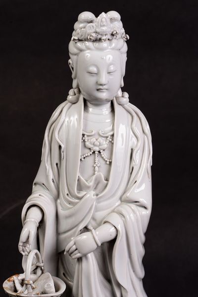 Arte Cinese : Figura di Guanyin in porcellana bianco di Cina  Cina, dinastia Qing, XVIII secolo  - Asta Asta 373 | ARTE ORIENTALE E ISLAMICA - ARTE ORIENALE E WUNDERKAMMER Online - Associazione Nazionale - Case d'Asta italiane